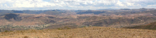 Wir blicken nach Süden in die unendlichen Bergketten der Anden. Links im Tal ist Tin Tin eingebettet. Rechts oben vor dem dunklen Berg im Hintergrund liegt Rumi Corral.