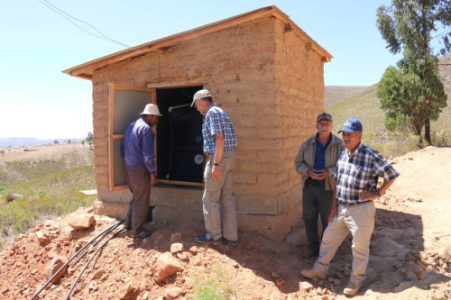 Besichtigung des Hauses mit dem Wassertank in rumi Corral.