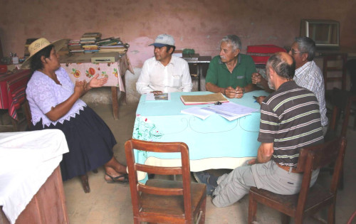 Vertragsverhandlungen mit Cirilo Guzmán Vargas und Delia Jiménez, Ehefrau des Cousins, im Haus von Elmer Vargas in Mizque